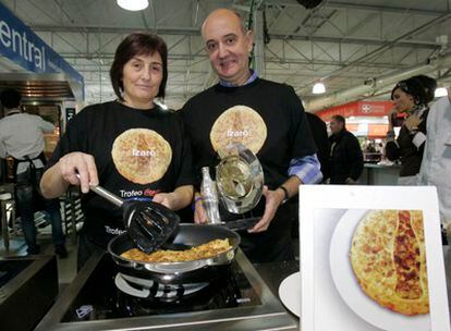Los ganadores del concurso de tortillas de patata del congreso trabajan en el bar Izaro de Bilbao.