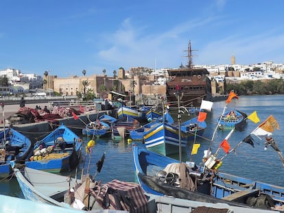 Varios barcos en un muelle del puerto pesquero de Rabat, en el estuario del río Buregreg.