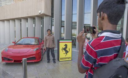 Un visitante posa ante el 'Fakerrari' que se expuso el pasado sábado durante la jornada de puertas abiertas de la UEIPO.