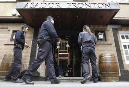 Agentes de la Agencia Tributaria se han personado hoy en el restaurante madrileño "El Frontón" para embargar mobiliario y otros enseres.