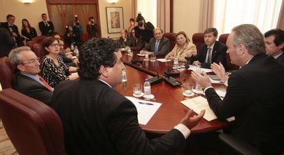 Alberto Fabra reunido con empresarios antes de comparecer para informar sobre la concesi&oacute;n del aeropuerto. 