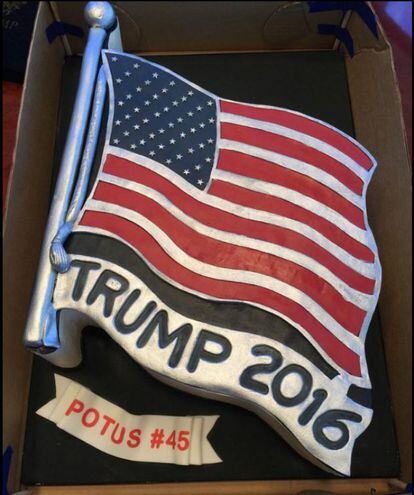 Cuando Donald Trump aún no había sido investido presidente de Estados Unidos, su equipo le regaló una tarta con la bandera de su país y un banderín que vaticinaba su llegada al poder con el título de "POTUS #45", (Presidente de Estados Unidos número 45). La tarta fue para celebrar su cumpleaños número 70.