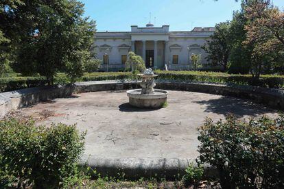 Una de las fuentes frente a la fachada del Palacio Nuevo, en el interior de la Finca Vista Alegre.