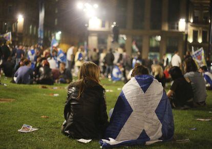 Ambiente en George Square, en Glasgow, donde se han congregado los partidarios del sí a la independencia, tras conocer los resultados del referéndum en el que han sido derrotados por once puntos.