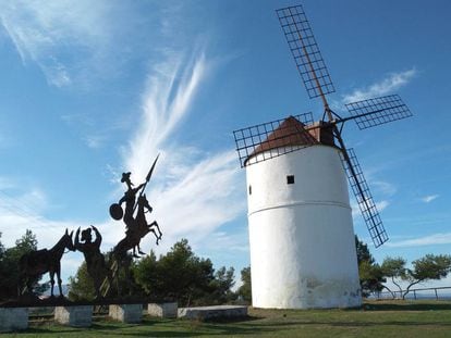 Un molino de viento junto a un perfil metálico de Don Quijote, cerca de Almodóvar del Campo (Ciudad Real).
 