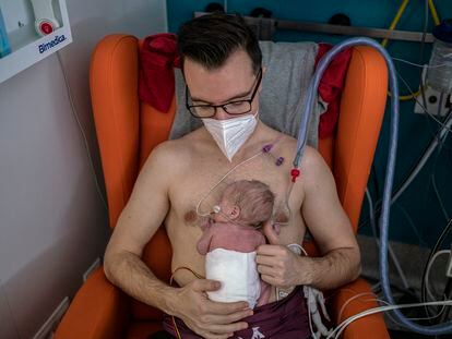 Zoe Álvarez hace el piel con piel con su padre, Adrián, el 11 de marzo en el área de neonatología del hospital 12 de Octubre.