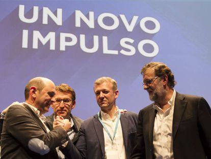 Rueda es felicitado por su presidencia del PP de Pontevedra por su antecesor, Rafael Louz&aacute;n, Feij&oacute;o y Rajoy.