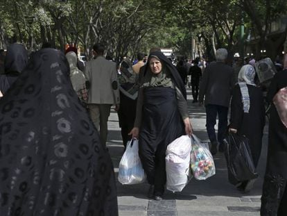 Ciudadanos iraníes pasean por Teherán, en abril.