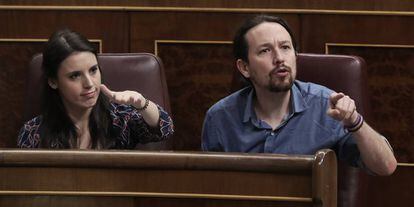 Irene Montero y Pablo Iglesias, en el Congreso, en una sesión de control en mayo.