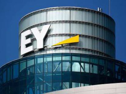 El logo de EY en la torre Titania, su sede en Madrid.