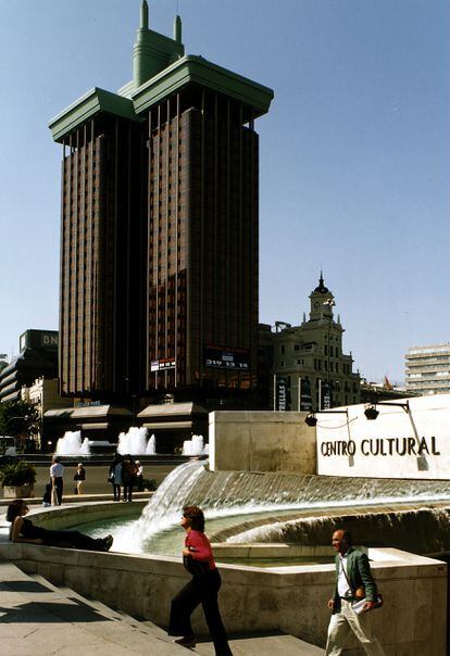 Plaza de Colón en 1997, con el Centro Cultural de la Villa en prrimer plano, hoy Teatro Fernando Fernán Gómez. | 