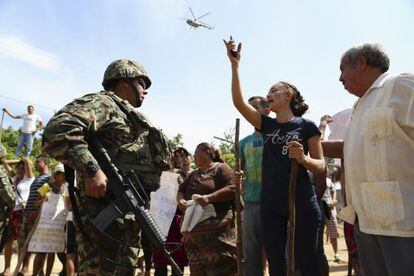 Una mujer discute con un militar en un protesta para pedir la liberaci&oacute;n de Mireles. 