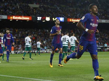 Paulinho celebra el segundo gol del Barça ante el Eibar.