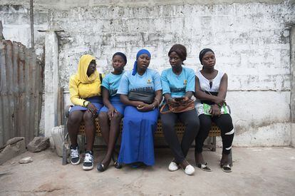 Alumnas del curso de fotografía del centro para mujeres Fandema, en Tujereng (Gambia). La chica de la sudadera amarilla con capucha es Hawa, una de las protagonistas de 'Indestructibles'.  