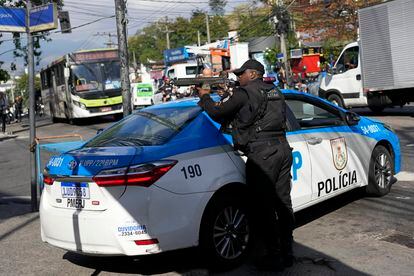 Un policía apunta su arma durante la operación.