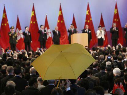 Un concejal de distrito alza un paraguas en la celebraci&oacute;n oficial en Hong Kong del d&iacute;a de China.