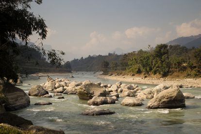 La energía cinética del torrente de ríos y canales hace funcionar la 'bomba Barsha'. Su creador, el ingeniero nepalí Pratap Thapa, se inspiró en las dificultades de sus padres para regar su granja y decidió dar una solución al problema con tecnología ya existente. 