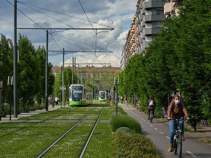 Una intervención urbanistica en la avenida Gasteiz, de Vitoria, que incorporan zonas verdes, un arroyo, tranvia y carriles bici.