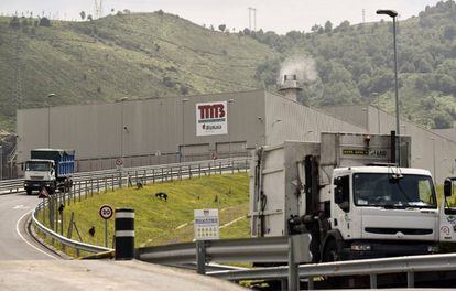 Dos camiones salen de la planta de tratamiento de residuos de Bilbao donde hoy ha aparecido el cad&aacute;ver de un beb&eacute;.