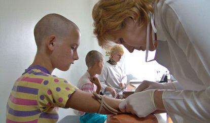 Niños se someten a una prueba de detección de sida en Ucrania.