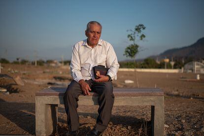 Daniel Villacís, en el cementerio de Monte Sinaí donde enterró a sus tres hijos asesinados durante los disturbios en la Penitenciaría del Litoral, en Guayaquil (Ecuador).