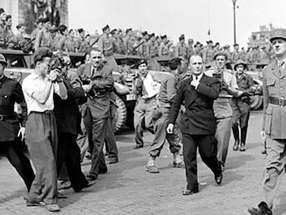 Gilbert Larriaga, a la izquierda, graba con su cámara a Charles De Gaulle en la liberación de París.