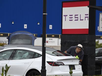 Un empleado de Tesla en un concesionario de la compañía en Burbank, California.
