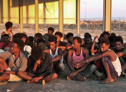 Migrantes rescatados en la costa de Khoms, a unos 100 kilómetros de Trípoli, el 26 de julio de 2019. Más de 100 migrantes desaparecieron después de que su barco se hundiera en la costa de Libia en lo que podría ser la peor tragedia en el Mediterráneo este año. Cerca de 145 inmigrantes fueron rescatados por la guardia costera libia, y los sobrevivientes informaron que aproximadamente 150 personas permanecían desaparecidas.
