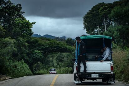 Personas viajan en transporte público del municipio de Ocosingo, Chiapas.