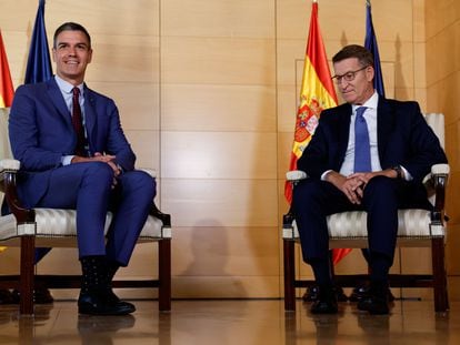 Pedro Sánchez y Alberto Núñez Feijóo, al inicio de su reunión, el pasado miércoles en el Congreso de los Diputados.