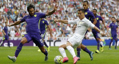 Ronaldo dispara en el Real Madrid-Málaga de Primera.