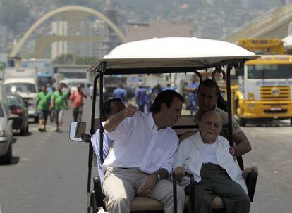 Óscar Niemeyer durante una visita de supervisión de las obras de ampliación del famoso Sambódromo de Río de Janeiro, en febrero de 2012.