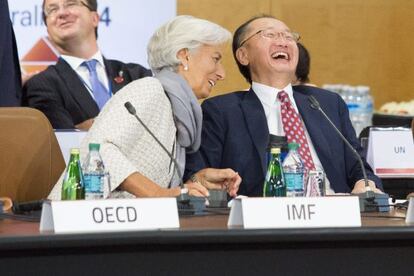 El presidente del Banco Mundial Jim Yong Kim (a la derecha) y la directora gerente del Fondo Monetario Internacional (FMI), Christine Lagarde
