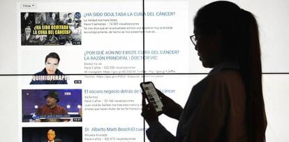 Una usuaria de internet hace una búsqueda en Youtube de vídeos para curar el cáncer. 