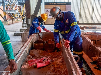 Refinería en Mufulira, ciudad situada al norte de Zambia central.