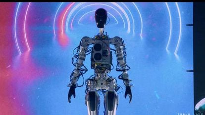 Captura de pantalla de la presentación de Optimus, el prototipo de robot humanoide de Tesla, el viernes en Palo Alto (California).