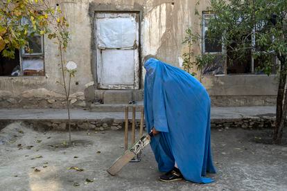Las mujeres afganas practicaban gran variedad de deportes. Entre ellos el críquet, muy popular en la India. En las imágenes, como esta donde se practica cricket, ocultan su identidad con burkas, túnicas y capuchas que cubren completamente el rostro y dejan ver solo una malla. Normalmente no llevaban burka, pero afirmaron a AP que a veces se lo ponían cuando salían a la calle y querían permanecer en el anonimato y evitar el acoso. 