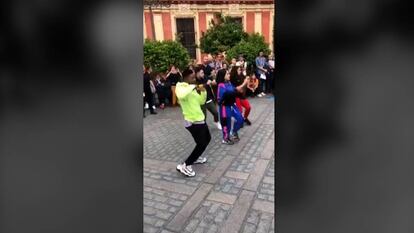 Captura del momento en que Becky G comienza a bailar. En vídeo, la batalla de baile.
