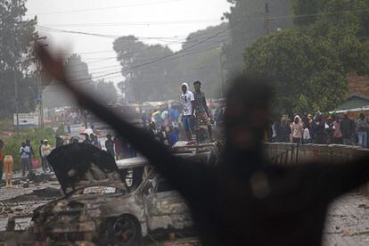 Protestas en el asentamiento de Zandspruit contra la retirada de sus conexiones ilegales al sistema eléctrico por parte de las autoridades sudafricanas, en Johannnesburgo, Sudáfrica.