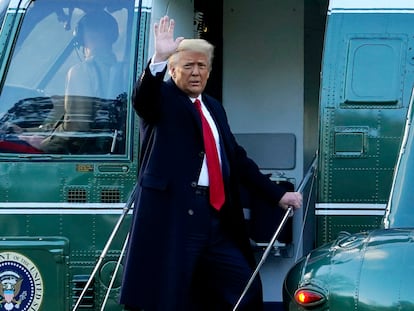 Donald Trump se despide de la presidencia desde la escalinata del helicóptero Marine One.