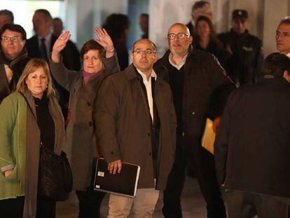 Los cinco miembros de la Mesa, a excepci&oacute;n de Forcadell, abandonan la sede del Supremo en la noche del jueves. 