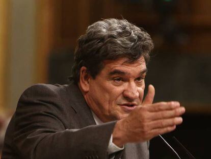  El ministro de Seguridad Social, Inclusión y Migraciones, José Luis Escrivá, interviene durante una sesión de control al Ejecutivo