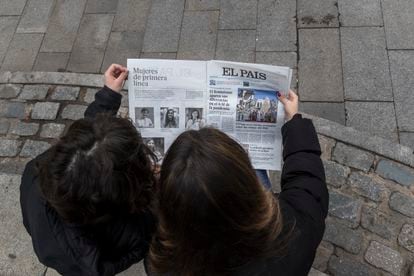 DVD 1044. Madrid, 08-03-21.-Dos Jovenes leen el Periodico El Pais. Foto: Julian Rojas