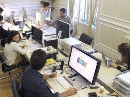 J&oacute;venes trabajando en una oficina de coworking en Madrid. 