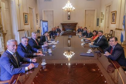 El presidente de Argentina, Alberto Fernández, y un grupo de gobernadores peronistas se reúnen la Casa Rosada en rechazo de un fallo de la Corte Suprema que beneficia a la ciudad de Buenos Aires.