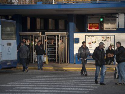 Algunos trabajadores salen de la acer&iacute;a en Radinac en Serbia.