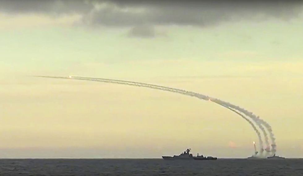 Imagen tomada de un vídeo del Ministerio de Defensa ruso del lanzamiento en el mar Caspio de un misil hacia Siria, el 20 de noviembrew de 2015