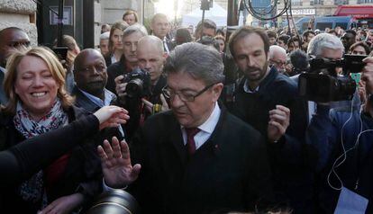 El candidato de Francia Insumisa, Jean Luc Melenchon, este domingo en París rodeado por la prensa.