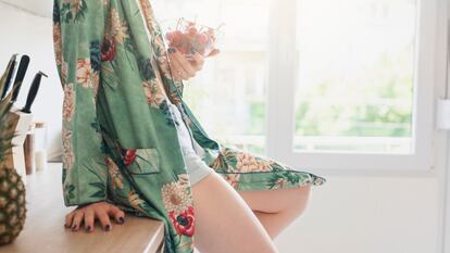 La bata para casa es una prenda a la que recurrimos, especialmente, en los meses de invierno. GETTY IMAGES.