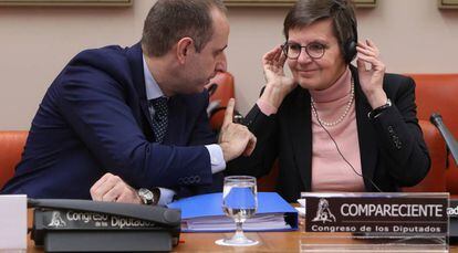 Elke Konig, presidenta de la Junta Unica de Resolucion, acompañada de Jaime Ponce, Presidente del FROB, en el Congreso.